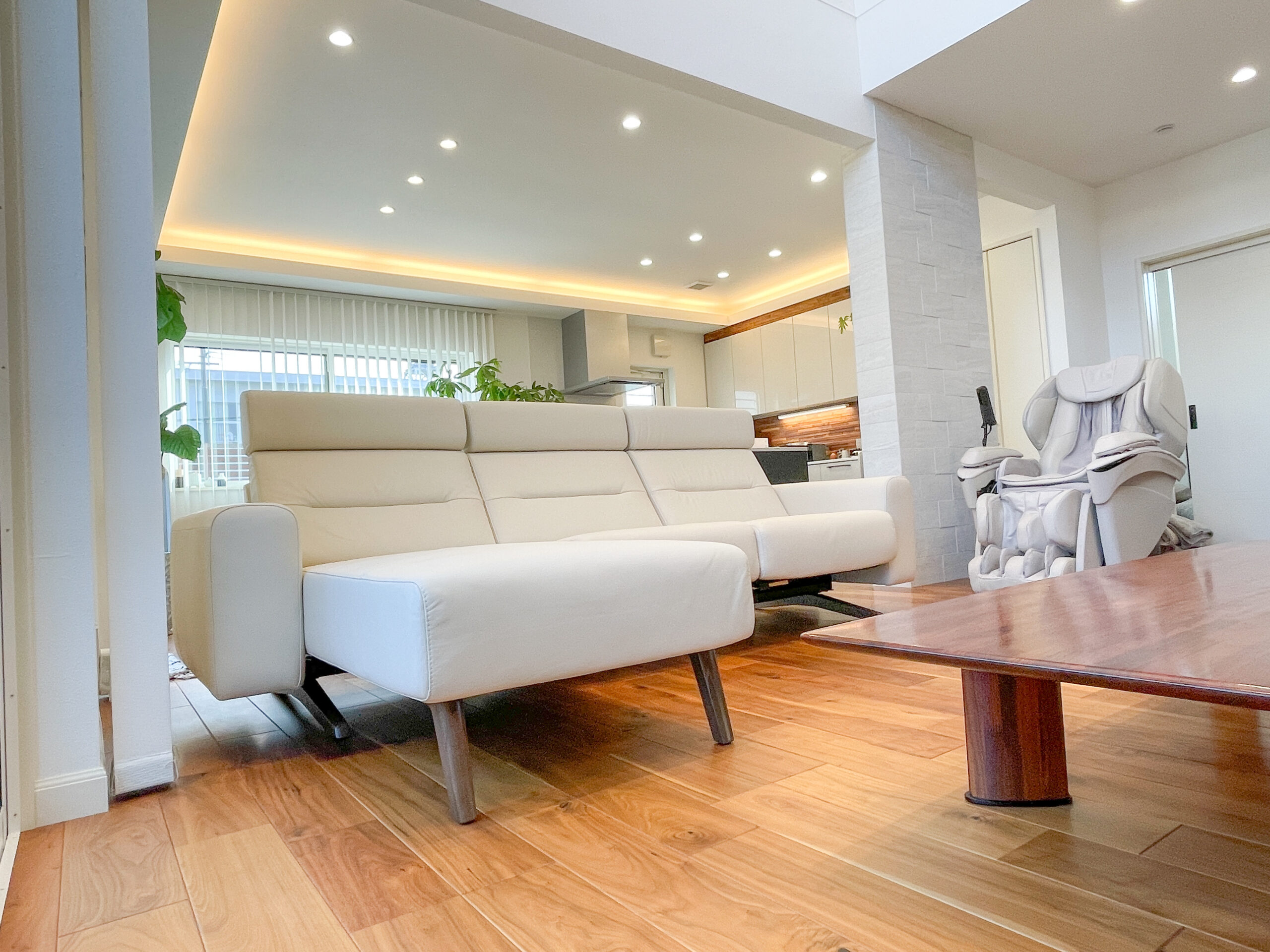 コントラストが素敵。明るく広がりのあるお部屋に - 藤光家具｜大阪