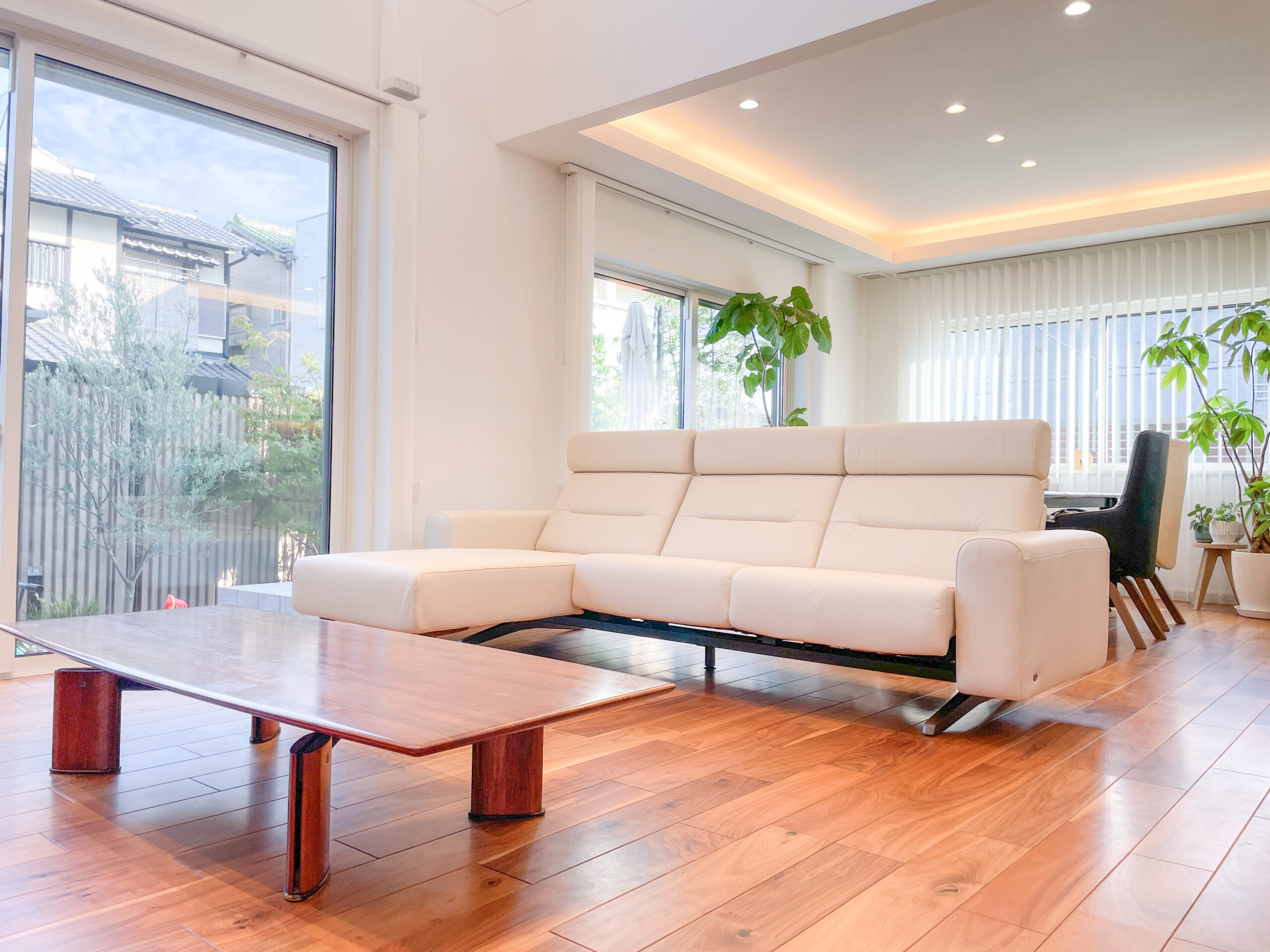 コントラストが素敵。明るく広がりのあるお部屋に
