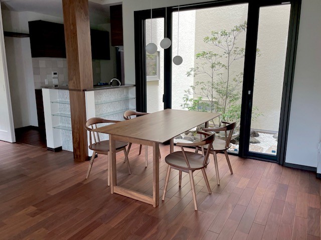 シックな色合いと光があふれるダイニングスペース