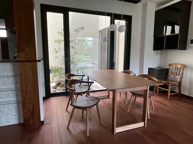 シックな色合いと光があふれるダイニングスペース